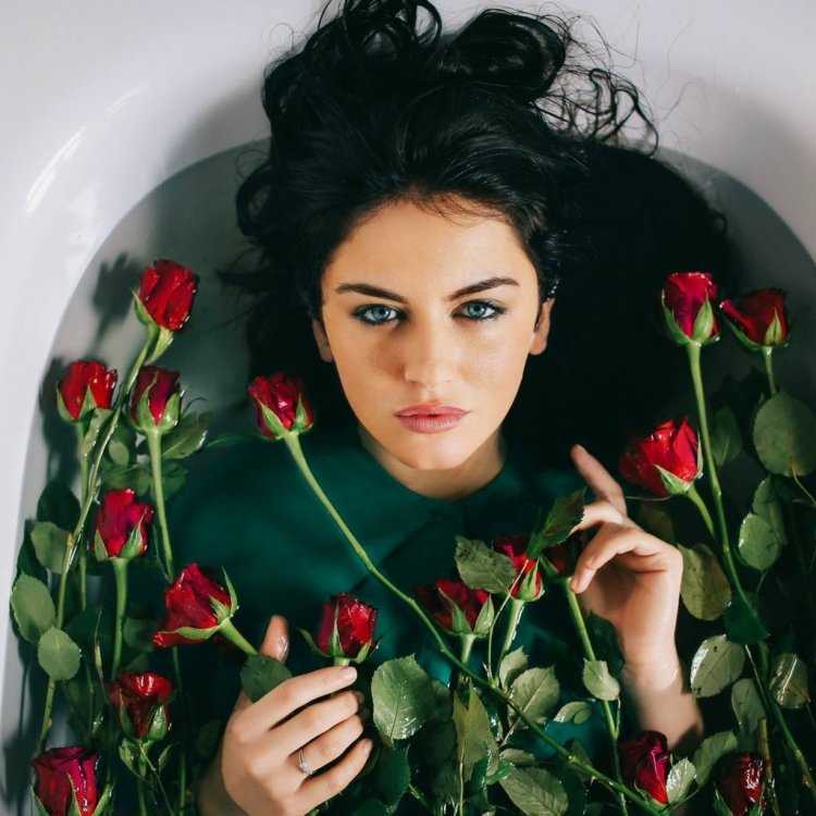 Модель Aurela Skandaj