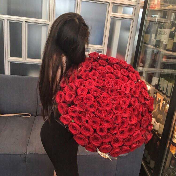 Брюнетка с букетом роз