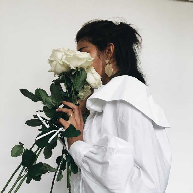 Девушка с цветами с закрытым лицом