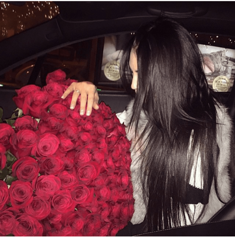 Девушка с розами в машине