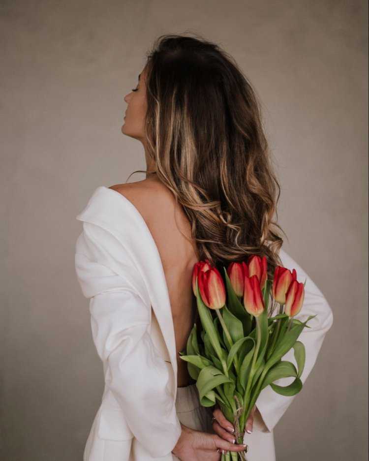 Брюнетки сбоку с цветами76