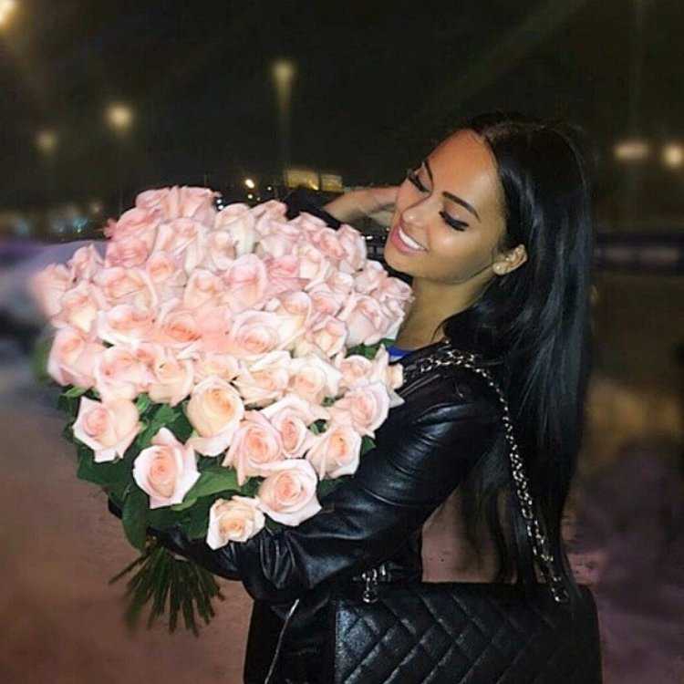 Брюнетка с цветами