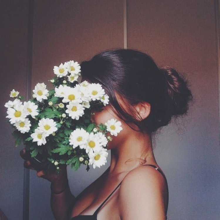 Брюнетка с цветами со спины