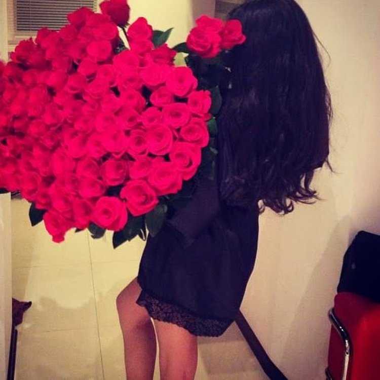 Брюнетки сбоку с цветами79