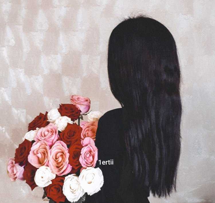 Брюнетка с розами без лица