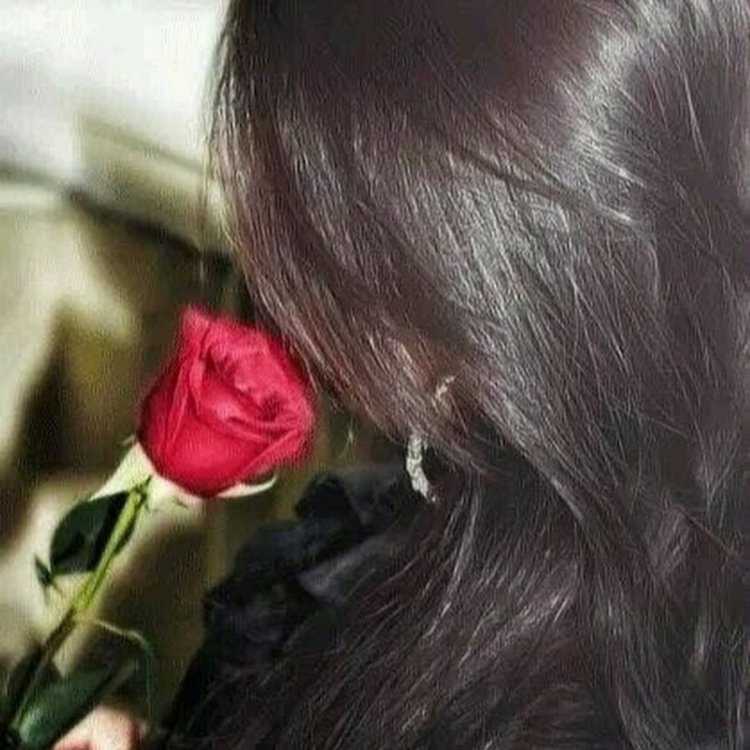 Девушка с черными волосами с цветами