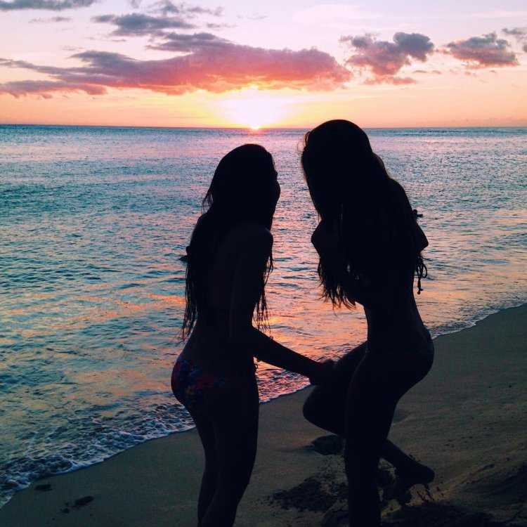 Две подруги на море