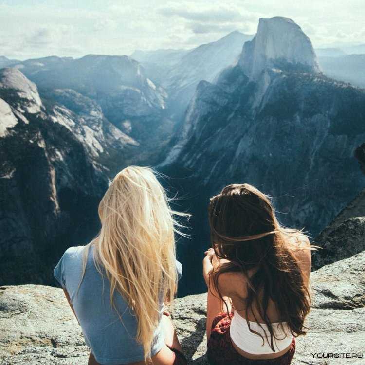 Две девушки со спины