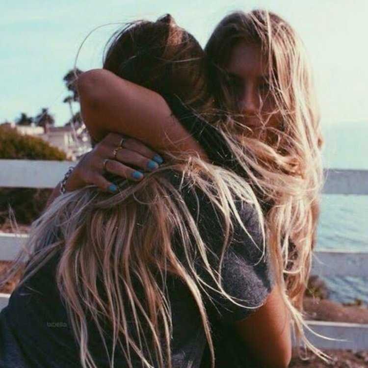 Лучшие подруги обнимаются