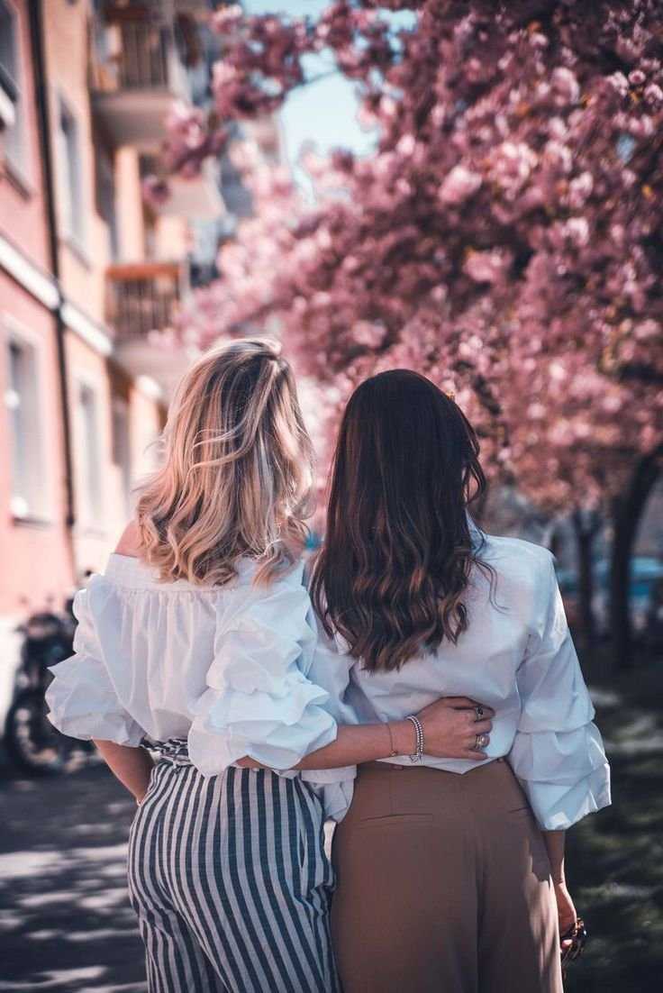 Две девушки