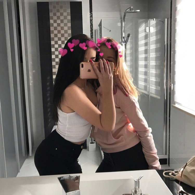 Две девушки у зеркала