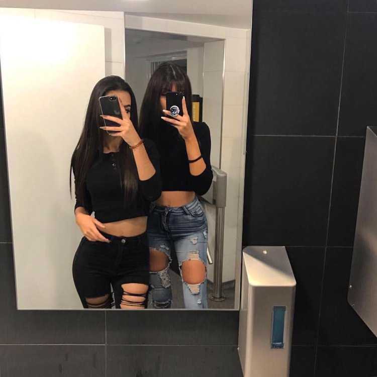 Подруги в зеркале