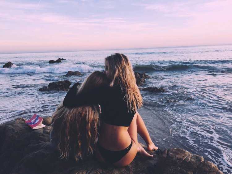 Две девушки на море