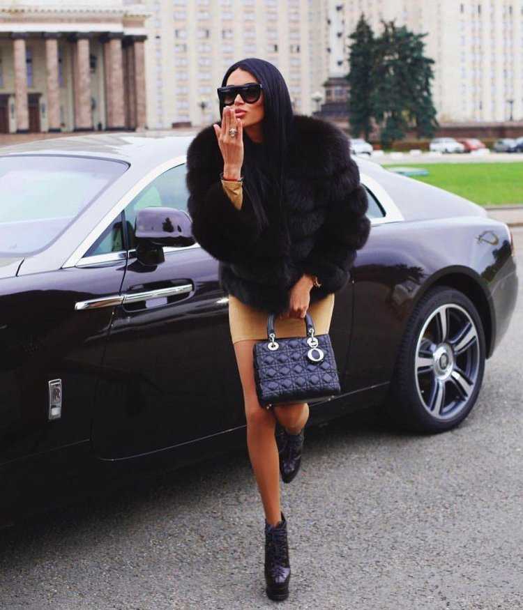 Красивая брюнетка в шубе и очках