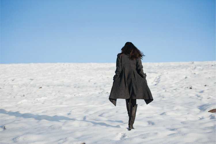 Девушка в пальто снег