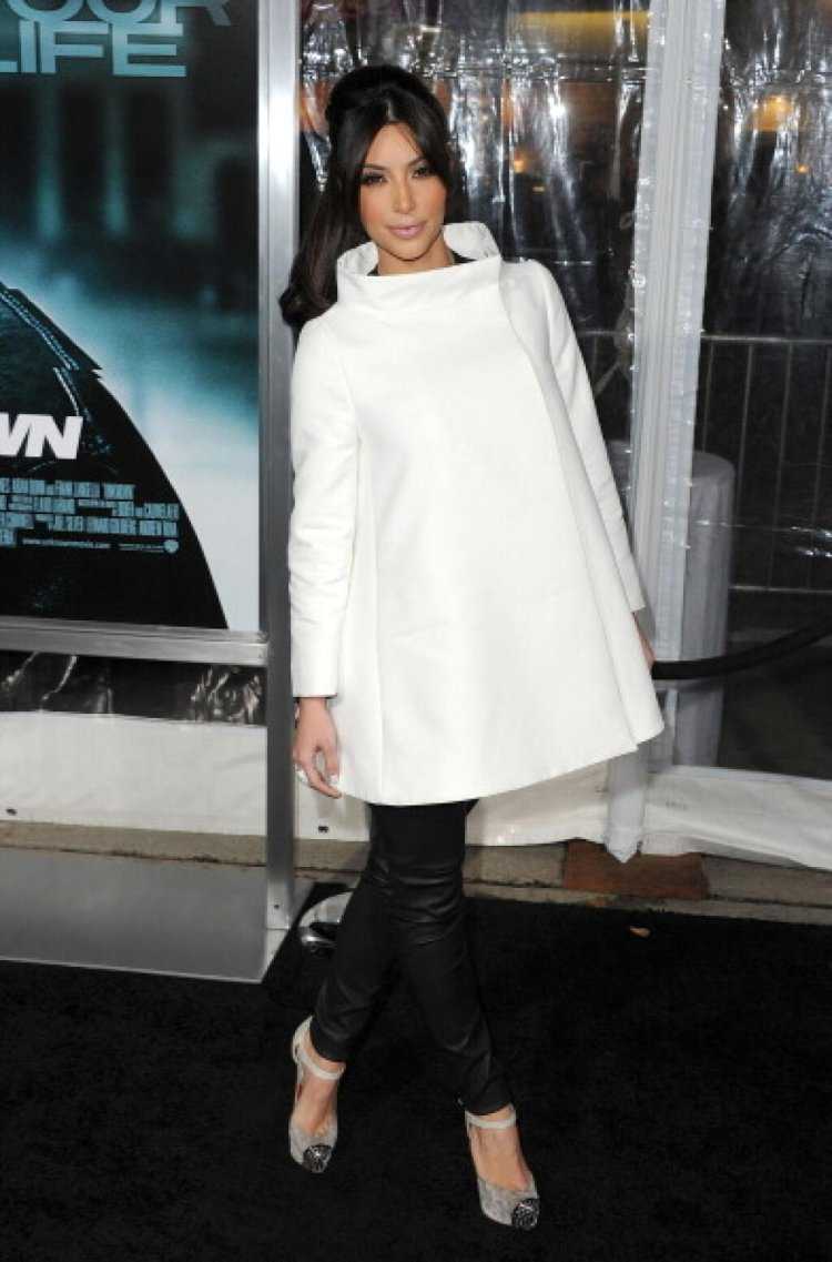 Ким Кардашьян в белом пальто
