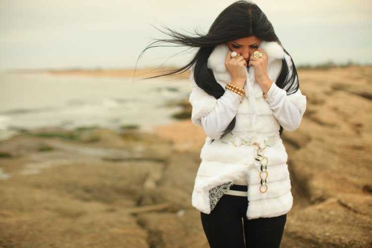 Брюнетки в зимней одежде со спины