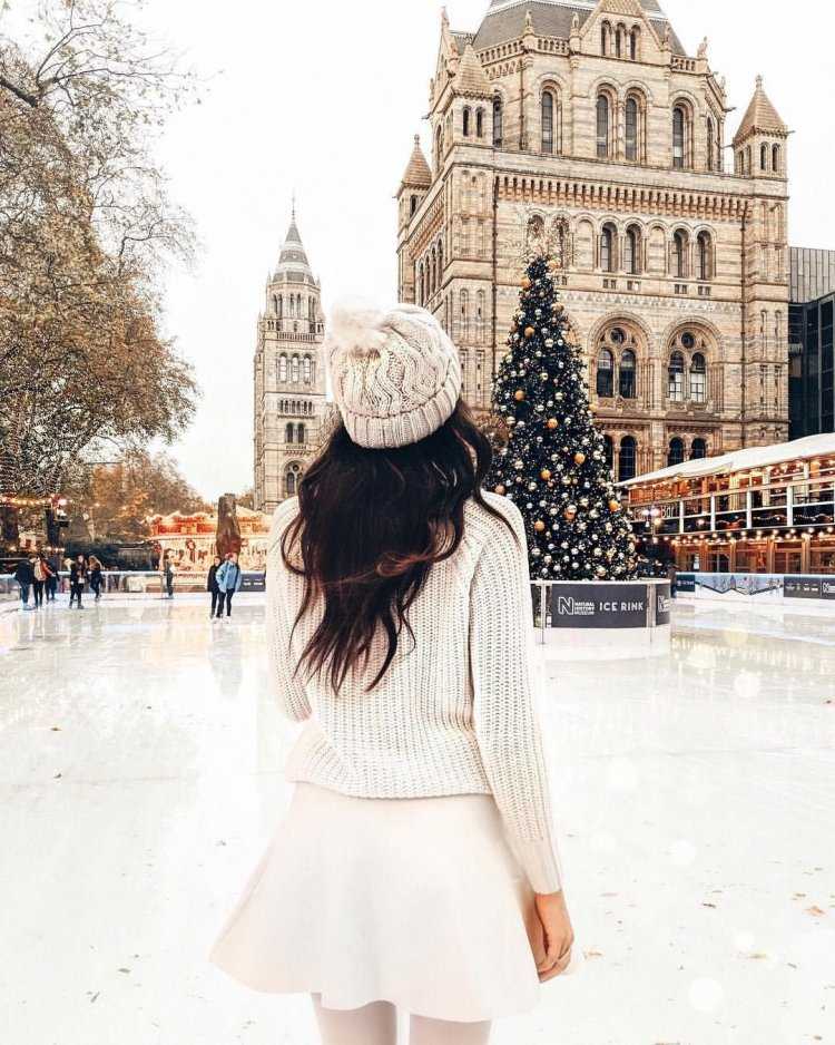 Девушка зимой со спины