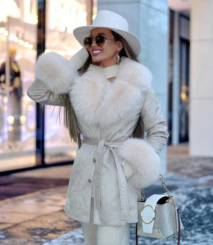 Маргарита Цельсова в пальто