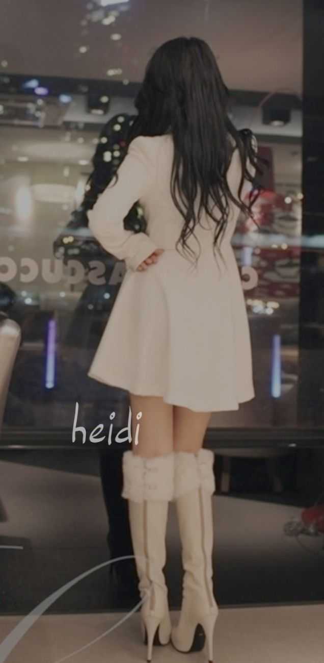 Брюнетка в ботфортах со спины