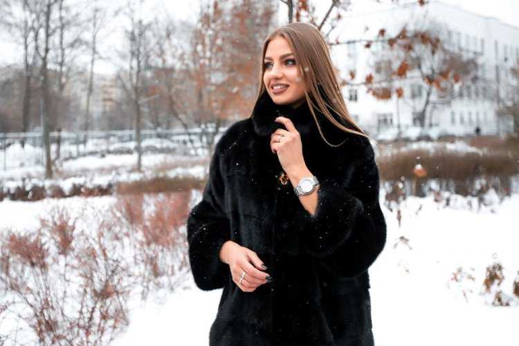 Девушка в шубе
