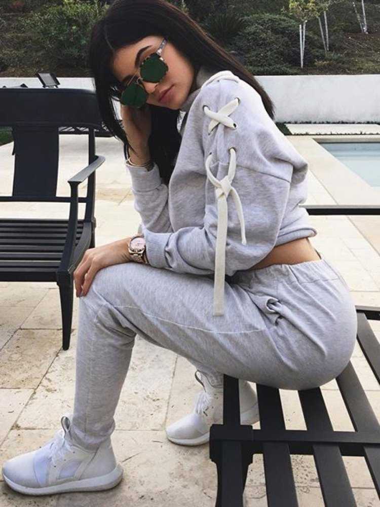 Брюнетки в белом пальто43