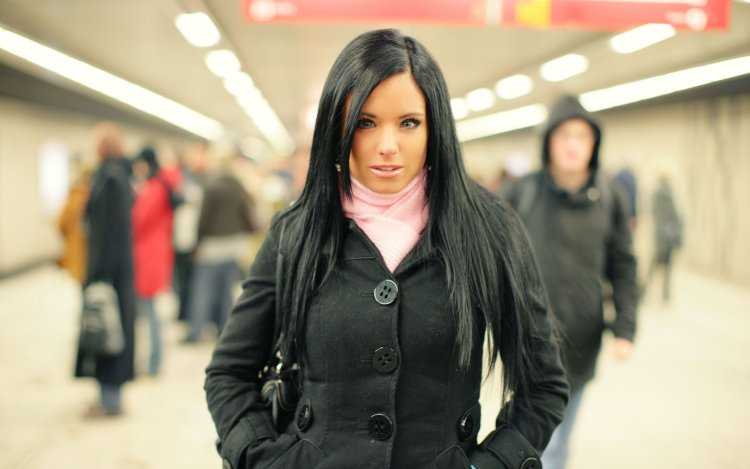 Брюнетки в белом пальто12