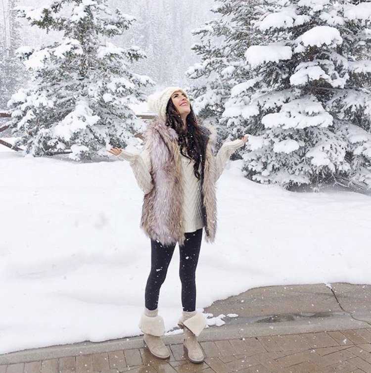 Девушка брюнетка зимой