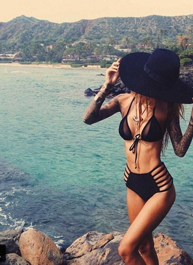 Черный купальник и черная шляпа