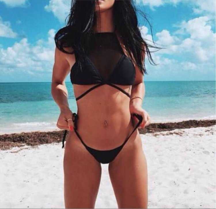 Темноволосая девушка в купальнике