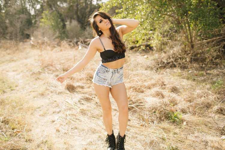 Спустила шорты