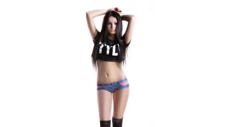 Девушка в майке