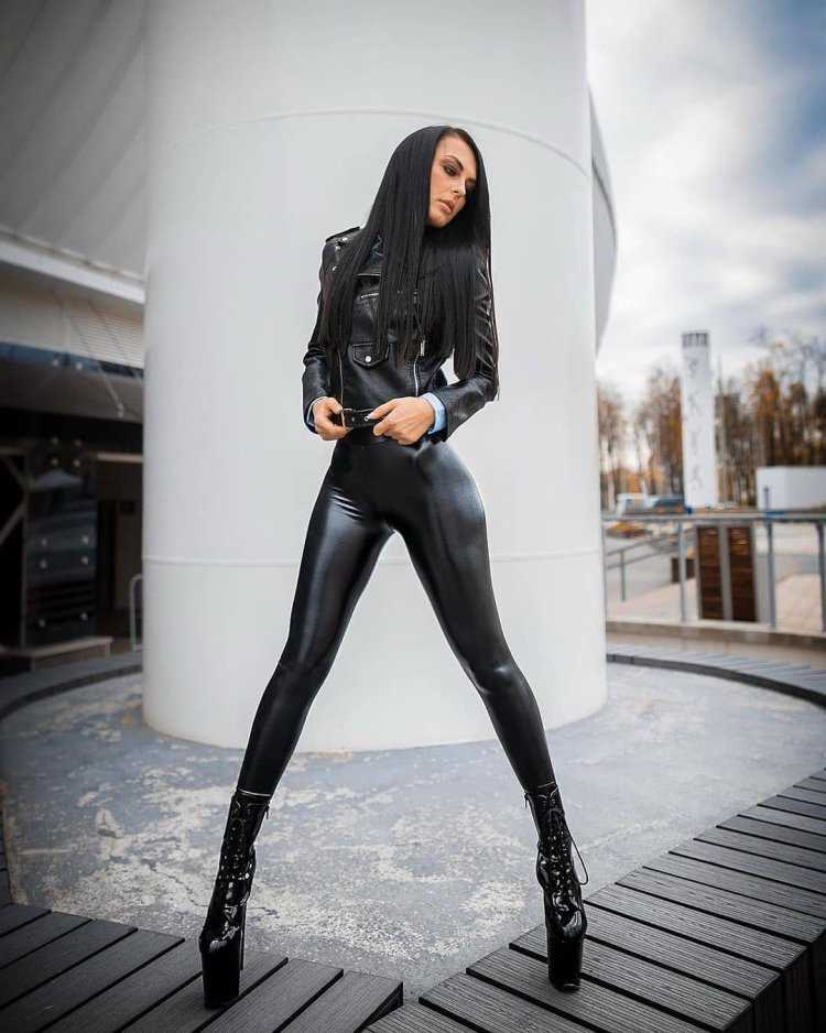 Олеся Малинская в ботфортах