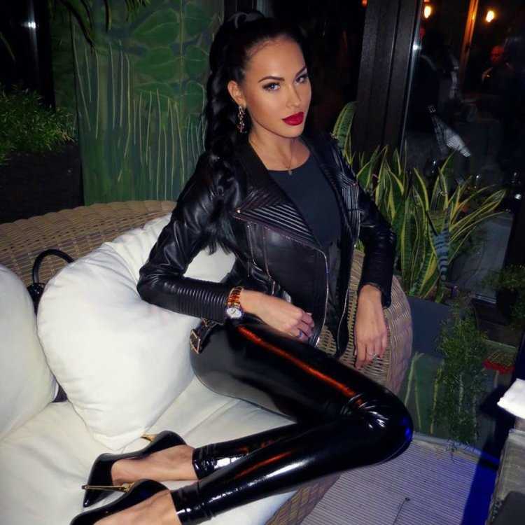 Клаудия Блэк в кожаных штанах