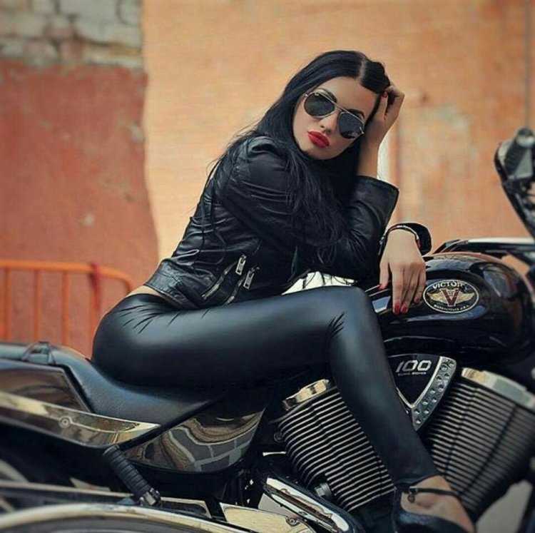 Оливия Уайлд в сапогах