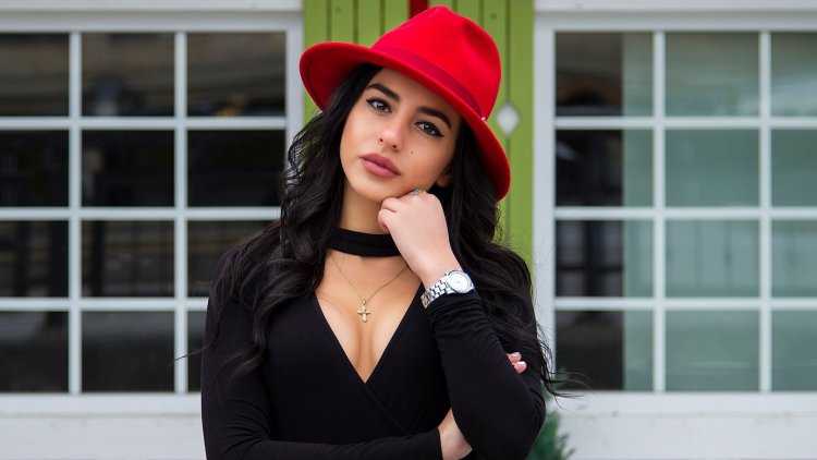 Брюнетка в красной шляпе