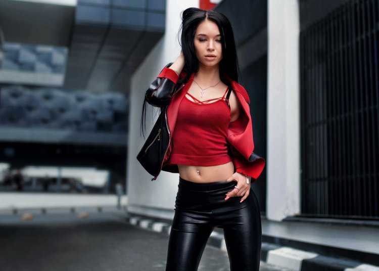 Красивая брюнетка в коже