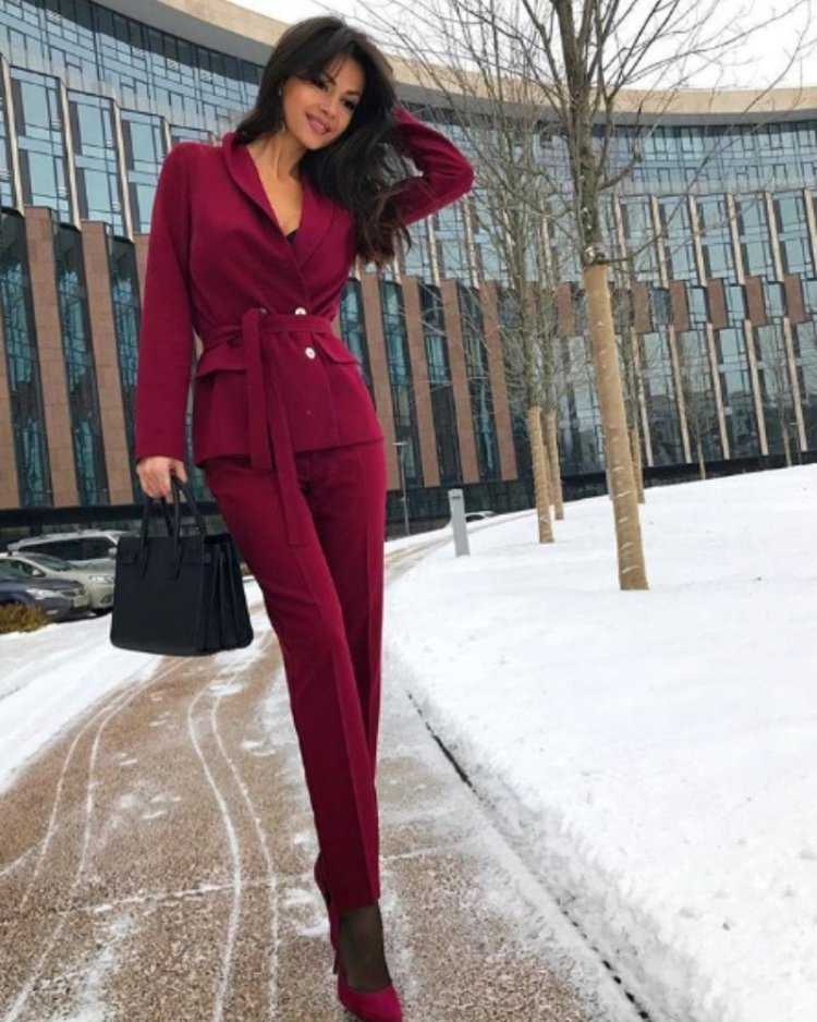 Девушка в бордовом костюме