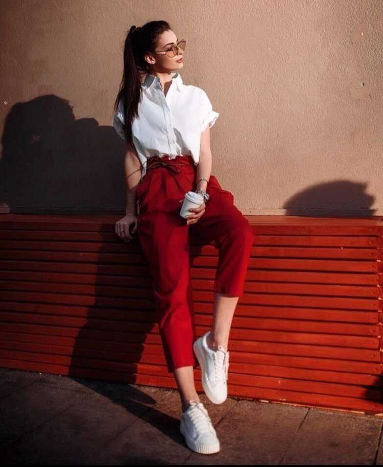 Девушка в красных брюках