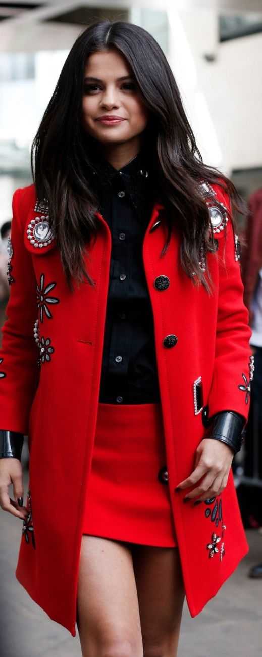 Брюнетки в красной одежде