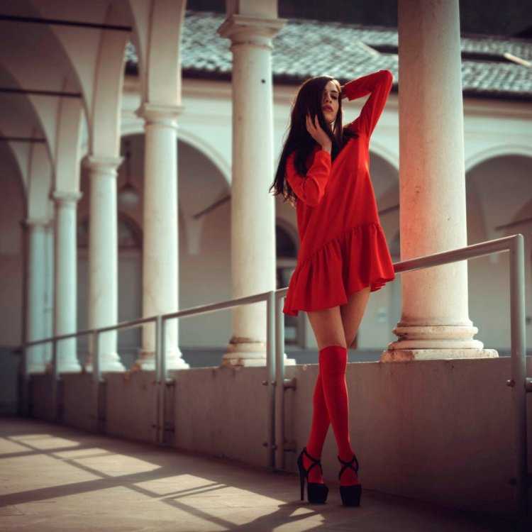 Девушка брюнетка в Красном платье