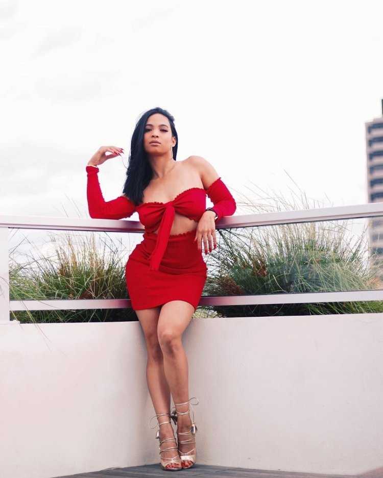 Брюнетки в красной одежде65