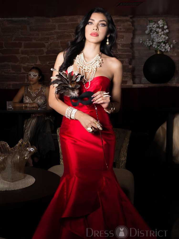 Брюнетка в Красном платье