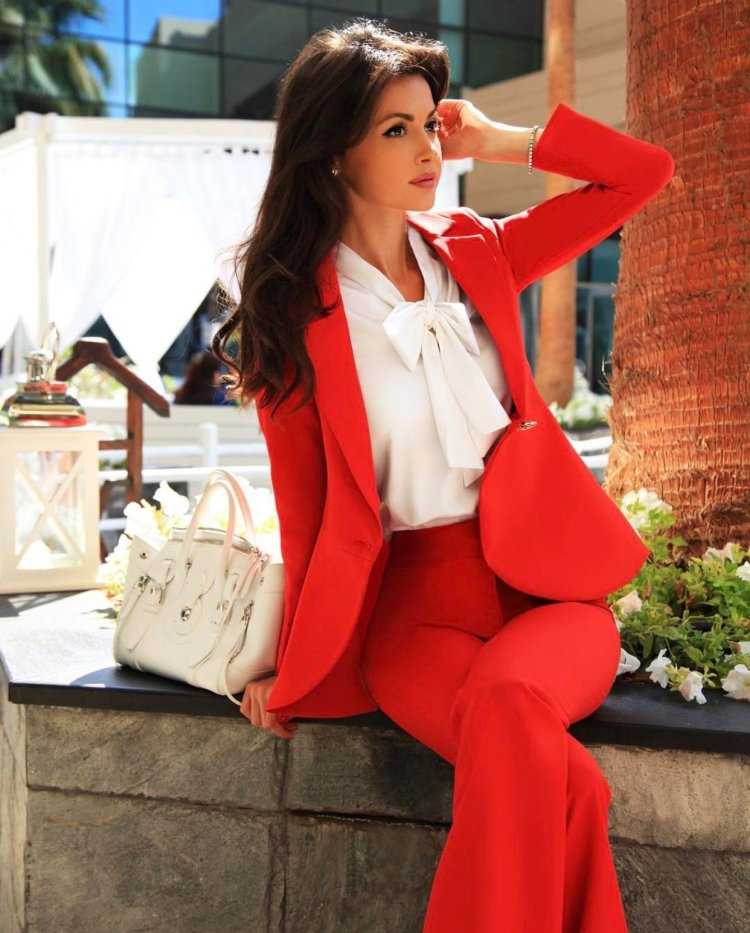 Успешная женщина в Красном