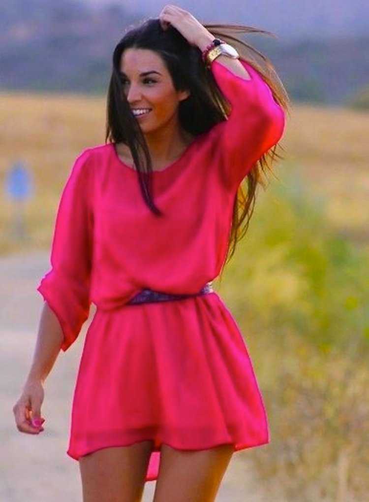 Брюнетки в ярких платьях