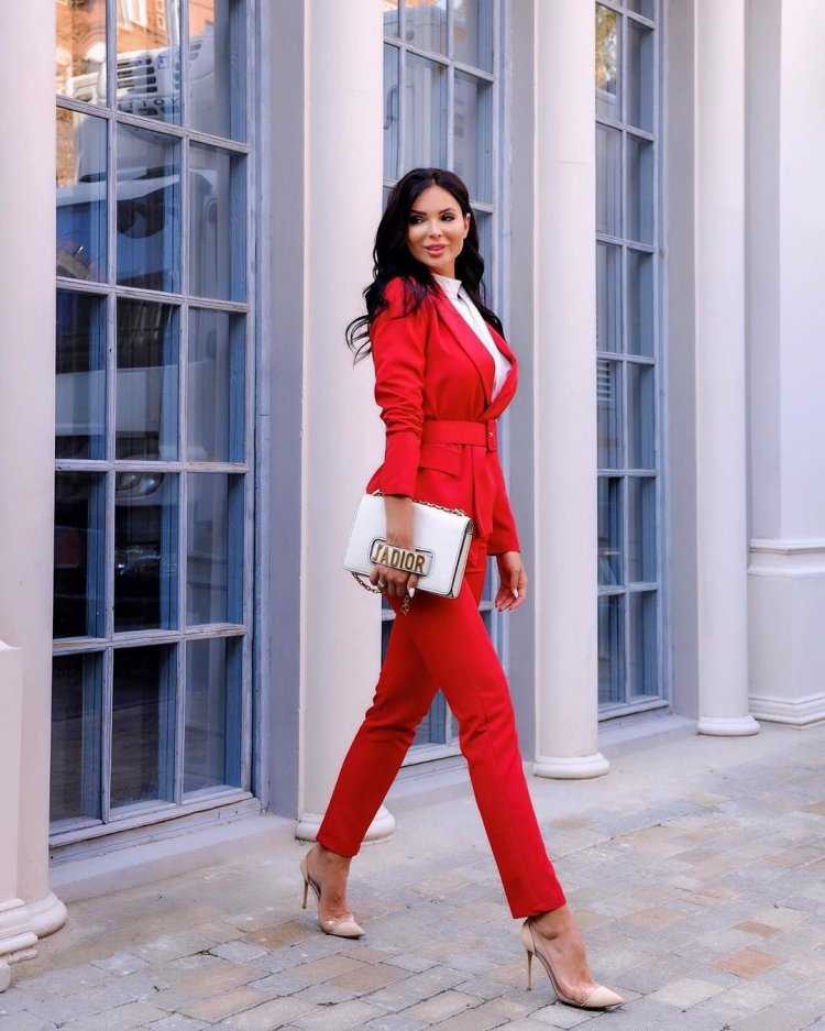 Красный брючный костюм образ
