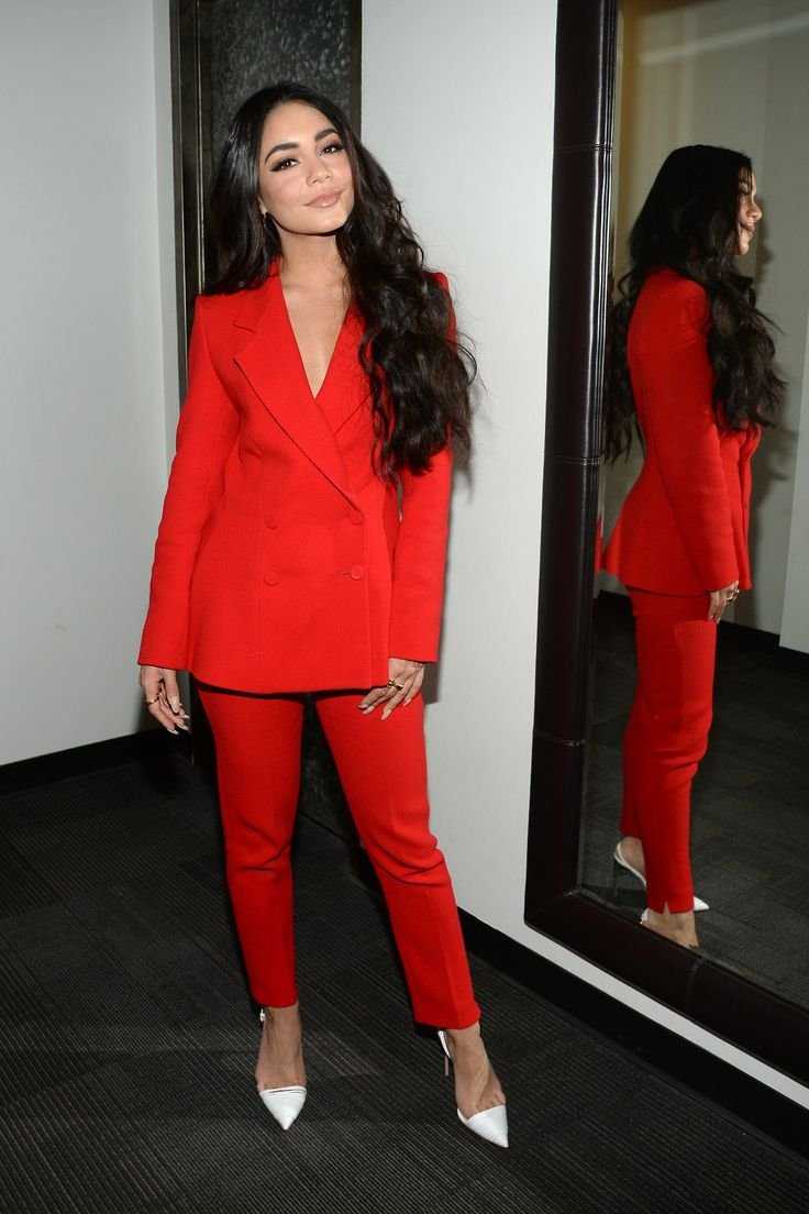 Брюнетка в Красном костюме