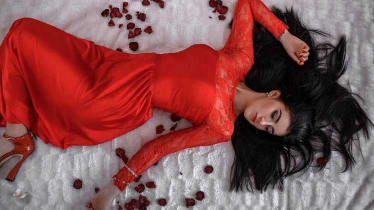 Alina Zhang в Красном платье