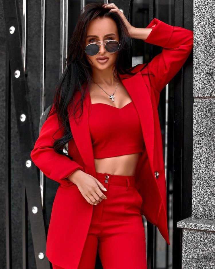 Брюнетки в красном костюме7