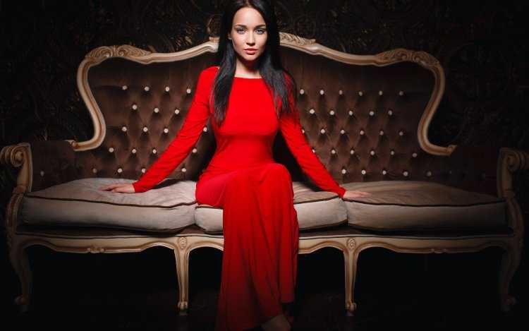 Ангелина Петрова в платье